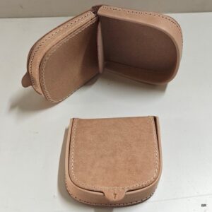 Porta Moeda em Pata de Cavalo Celeiro 9x9cms nº 4 ref. 3104