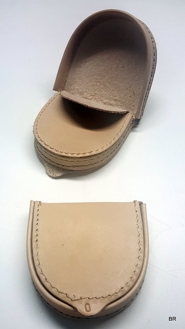 Porta Moeda Pata Cavalo nº 0 em Celeiro 8x8 cms (Pele) ref. 1011